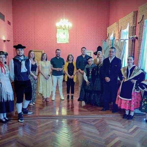 Recepción oficial a grupos participantes del Festival Folclórico “Virgen de las Viñas” en el ayuntamiento de Tomelloso