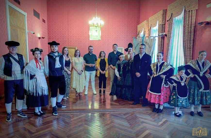 Recepción oficial a grupos participantes del Festival Folclórico “Virgen de las Viñas” en el ayuntamiento de Tomelloso
