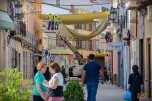 La colocación de toldos comenzó hoy en las principales calles de la zona centro de  Tomelloso debido a las altas temperaturas