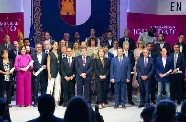 Eugenia Silva y Ángela Vallvey agradecen recibir la Medalla de Oro de Castilla-La Mancha, acreedoras del honor que supone este galardón