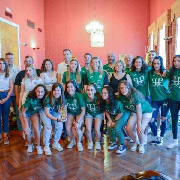 El CD Unión Tomelloso Femenino de Fútbol que ha cosechado grandes éxitos esta temporada del 2022 se reunió con la alcaldesa local