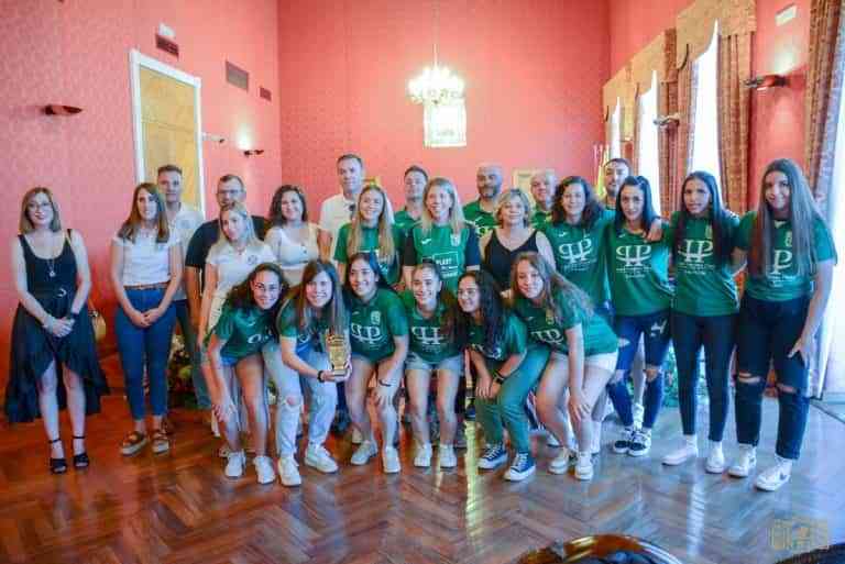 El CD Unión Tomelloso Femenino de Fútbol que ha cosechado grandes éxitos esta temporada del 2022 se reunió con la alcaldesa local El CD Unión Tomelloso Femenino de Fútbol que ha cosechado grandes éxitos esta temporada del 2022 se reunió con la alcaldesa local