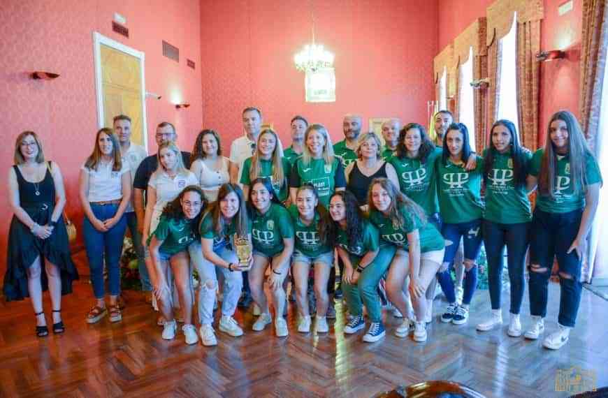 El CD Unión Tomelloso Femenino de Fútbol que ha cosechado grandes éxitos esta temporada del 2022 se reunió con la alcaldesa local