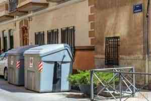 Distribuyen un nuevo contenedor color marrón de Comsermancha en Tomelloso