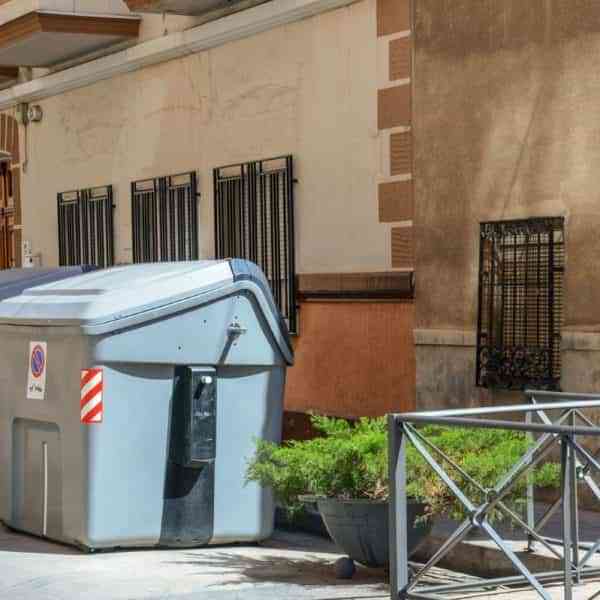 Distribuyen un nuevo contenedor color marrón de Comsermancha en Tomelloso