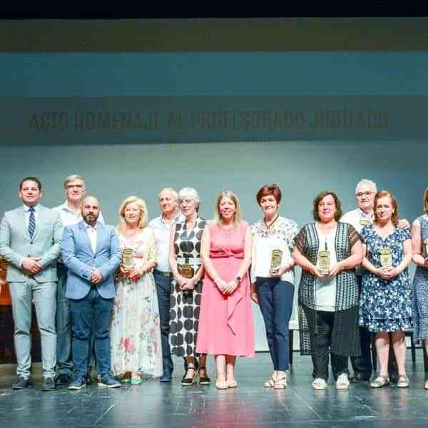 Tomelloso ha rendido homenaje a 10 profesores que se jubilan luego de toda una vida dedicada a la labor docente