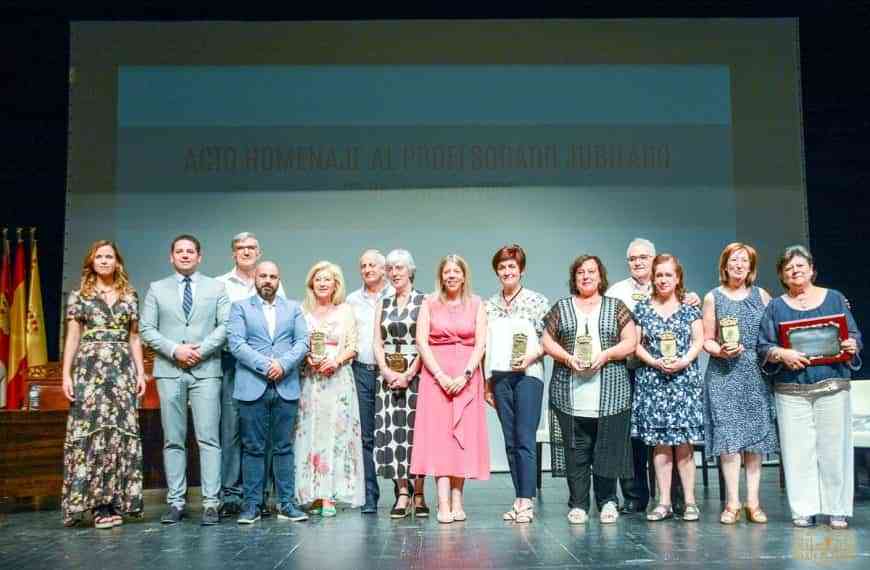 Tomelloso ha rendido homenaje a 10 profesores que se jubilan luego de toda una vida dedicada a la labor docente