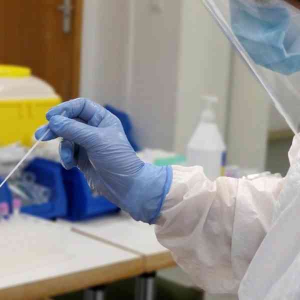 C-LM reduce los hospitalizados en un 15%, mantiene UCI con 20 pacientes y baja los nuevos casos en un 24,5%