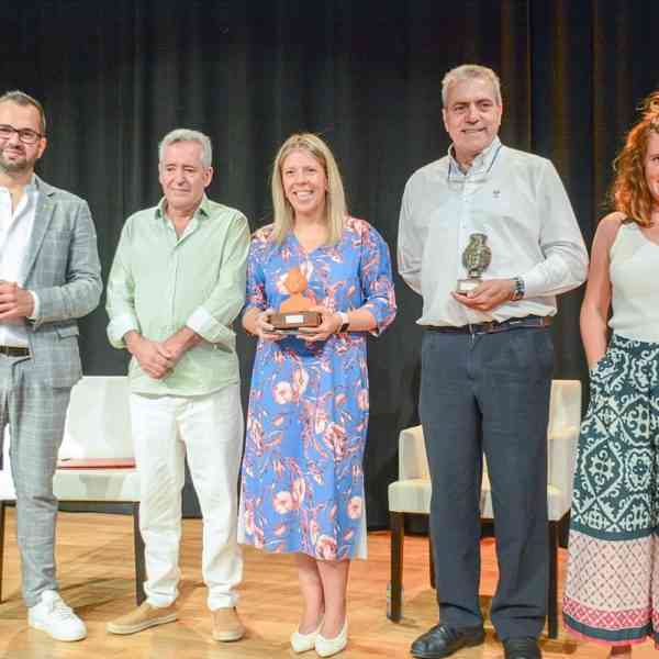 El hostelero Ramón Jiménez recibe el título de Tomellosero Ausente y presume de su pueblo, que lleva "en el corazón"