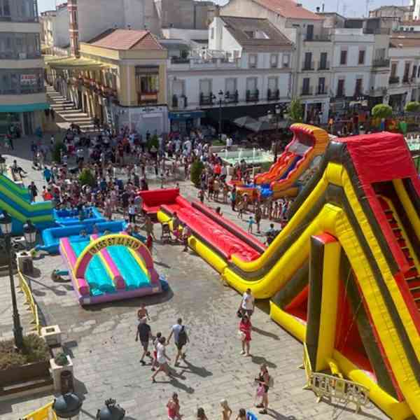 Un emocionante montaje acuático en la Plaza de España de Tomelloso ha reunido a los más pequeños que disfrutan también de la Feria y Fiestas
