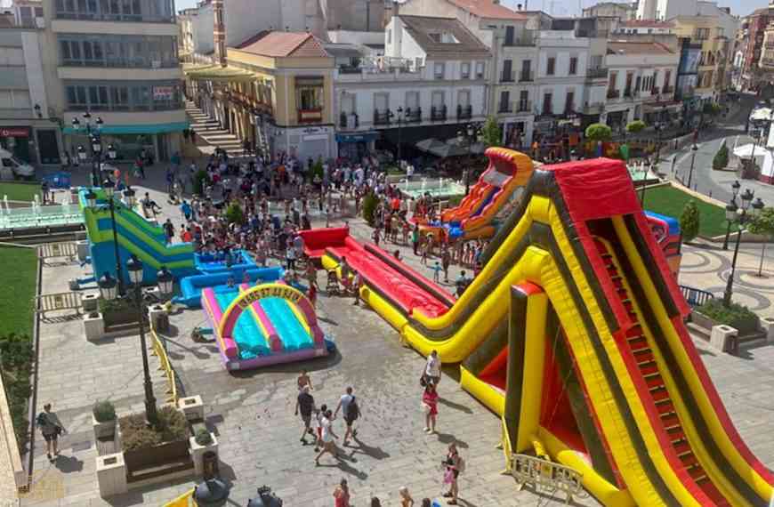 Un emocionante montaje acuático en la Plaza de España de Tomelloso ha reunido a los más pequeños que disfrutan también de la Feria y Fiestas