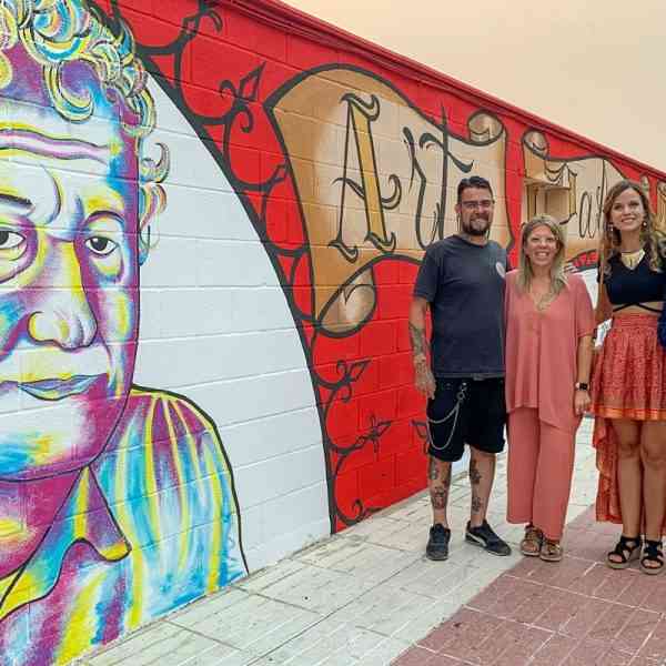 Un gran mural participativo  del artista Rooty rinde tributo a la familia de poetas Grande-Aguirre en Tomelloso