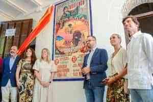 Descubierta una placa por el 50 aniversario del coso tomellosero por la alcaldesa de la localidad