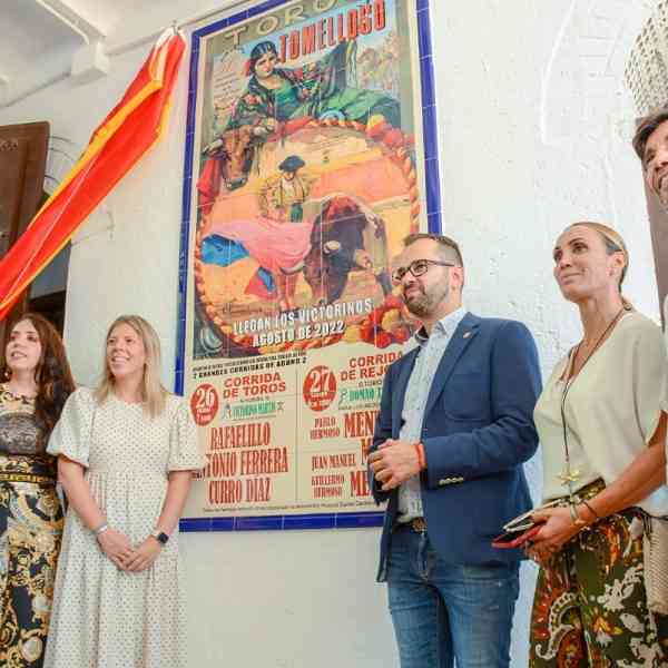 Descubierta una placa por el 50 aniversario del coso tomellosero por la alcaldesa de la localidad