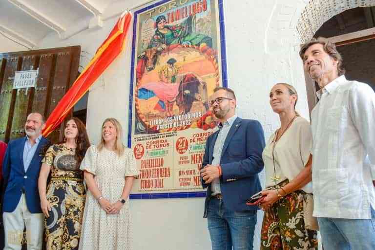 Descubierta una placa por el 50 aniversario del coso tomellosero por la alcaldesa de la localidad