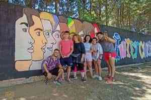 Jóvenes del programa “OjeaDoreS” de Tomelloso realizaron mural/graffiti basado en la reducción de las desigulaldades