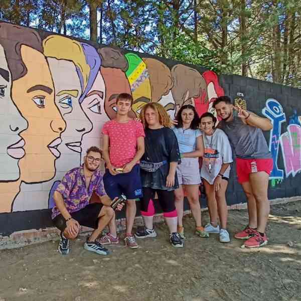 Jóvenes del programa “OjeaDoreS” de Tomelloso realizaron mural/graffiti basado en la reducción de las desigulaldades