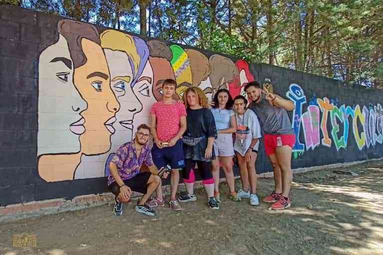 Jóvenes del programa “OjeaDoreS” de Tomelloso realizaron mural/graffiti basado en la reducción de las desigulaldades