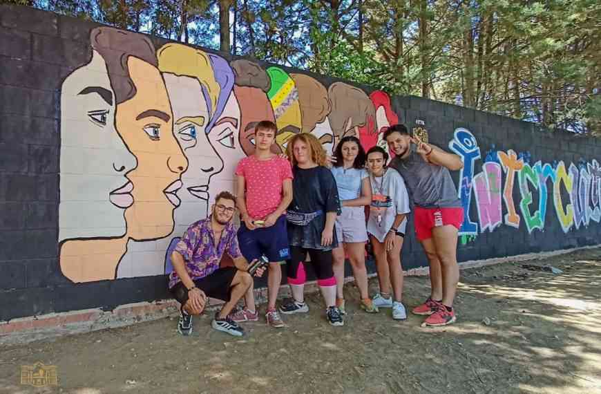 Jóvenes del programa “OjeaDoreS” de Tomelloso realizaron mural/graffiti basado en la reducción de las desigulaldades