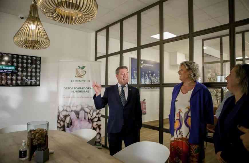 Page ve obsceno distinguir delincuentes de izquierdas y de derechas y acusa a Podemos de no tener "ni idea" de okupación