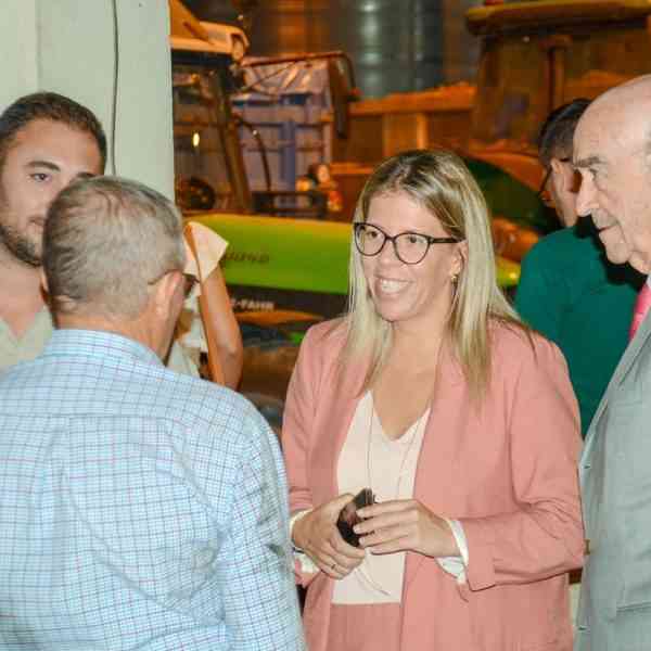 La Bodega y Almazara Virgen de las Viñas en plena campaña de la vendimia recibió ayer la visita de la alcaldesa de Tomelloso