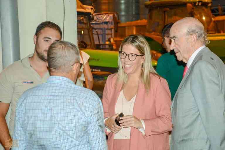 La Bodega y Almazara Virgen de las Viñas en plena campaña de la vendimia recibió ayer la visita de la alcaldesa de Tomelloso