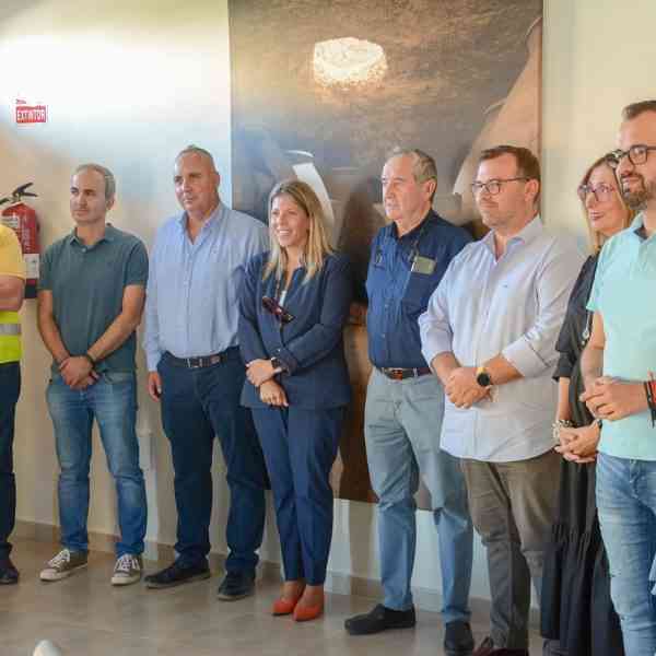 Una visita a la Vinícola de Tomelloso realizó ayer la alcaldesa de Tomelloso en plena campaña de recogida de la uva