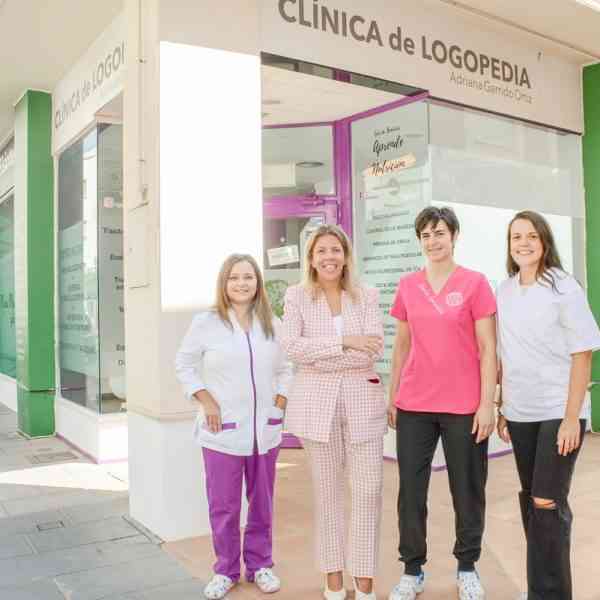 La alcaldesa de Tomelloso ha visitado el centro “Mucho más que palabras” en la calle Concordia de la localidad