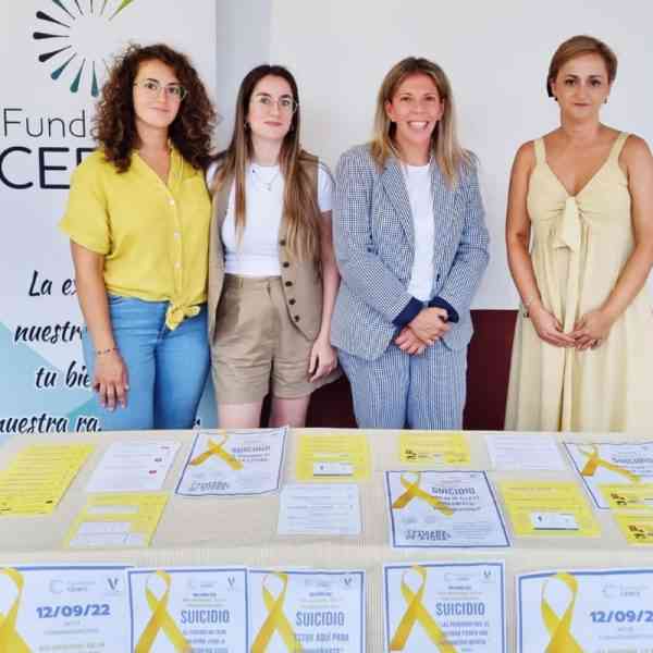 Una mesa informativa de la campaña “Llamadas de ayuda” para prevención de suicidio instaló la Fundación CERES en la Plaza de España de Tomelloso