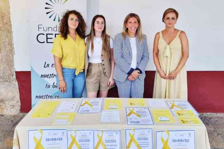 Una mesa informativa de la campaña “Llamadas de ayuda” para prevención de suicidio instaló la Fundación CERES en la Plaza de España de Tomelloso