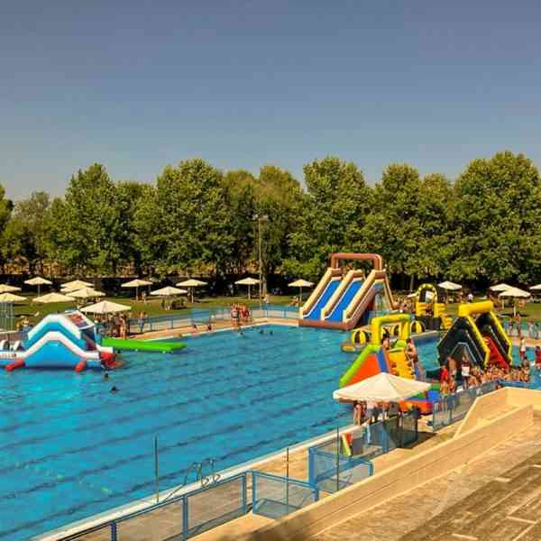 Más de 1.000 personas disfrutaron ayer la Fiesta Deportiva Acuática en la Piscina de Verano de Tomelloso y que cerró la programación especial “DeporFeriaT”
