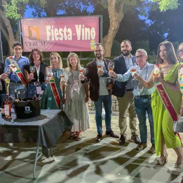 La exitosa 10ª Fiesta del Vino de Tomelloso se celebró el pasado viernes con más de 2.000 asistentes a los Jardines del Parque de la Constitución