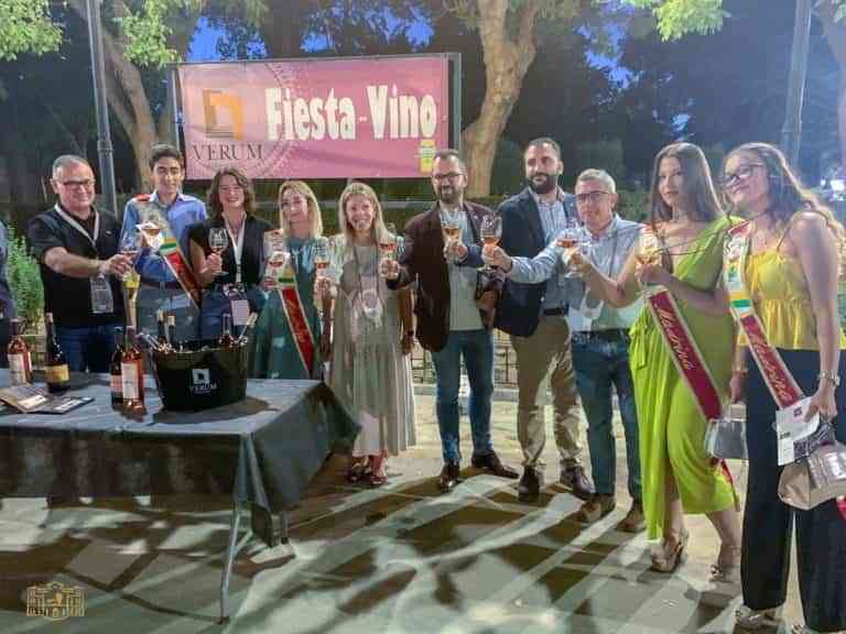 La exitosa 10ª Fiesta del Vino de Tomelloso se celebró el pasado viernes con más de 2.000 asistentes a los Jardines del Parque de la Constitución