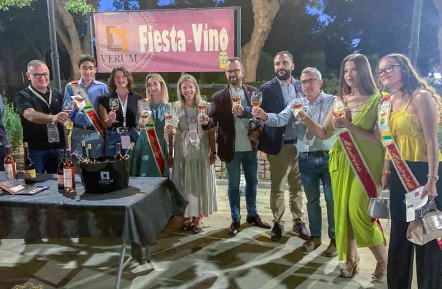 La exitosa 10ª Fiesta del Vino de Tomelloso se celebró el pasado viernes con más de 2.000 asistentes a los Jardines del Parque de la Constitución