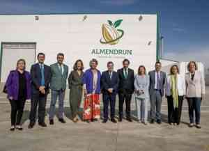 Caballero inauguró esta mañana la planta de Almendrun en Tomelloso que cuenta con una cuenta con una explotación propia de almendros