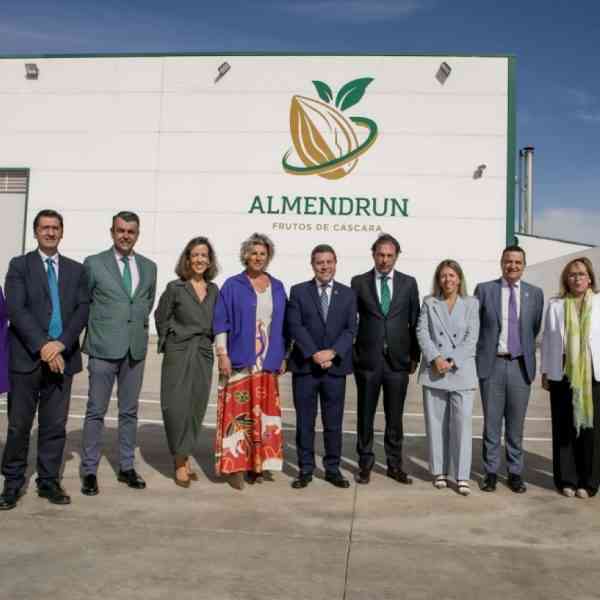 Caballero inauguró esta mañana la planta de Almendrun en Tomelloso que cuenta con una cuenta con una explotación propia de almendros