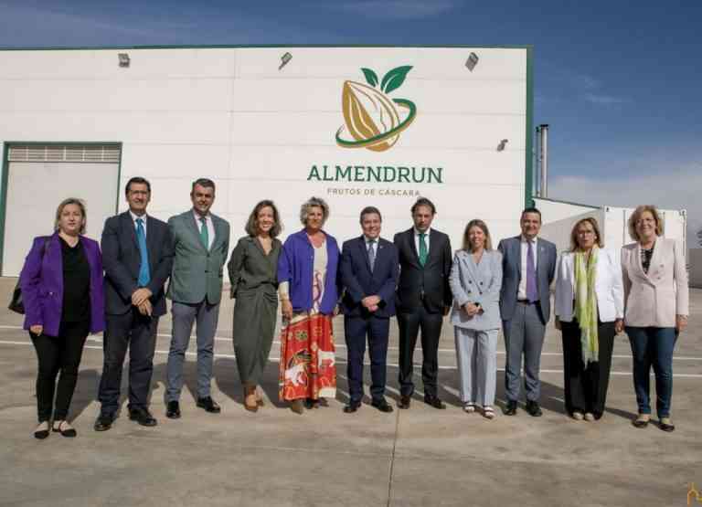 Caballero inauguró esta mañana la planta de Almendrun en Tomelloso que cuenta con una cuenta con una explotación propia de almendros