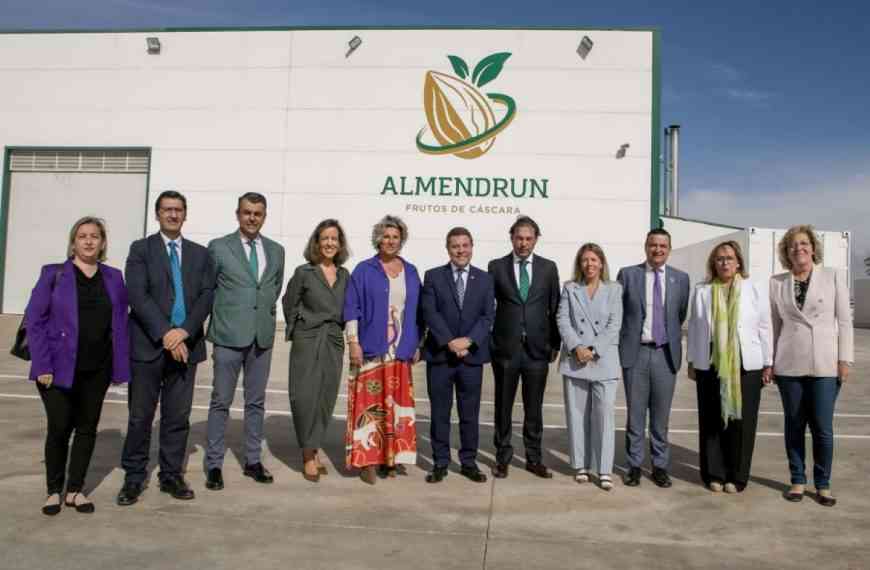 Caballero inauguró esta mañana la planta de Almendrun en Tomelloso que cuenta con una cuenta con una explotación propia de almendros
