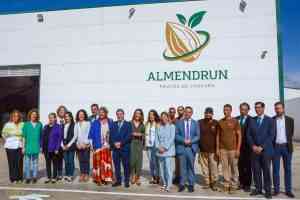 La alcaldesa de Tomelloso felicitó a los impulsores de ‘Almendrun’ por la puesta en marcha de esta empresa y los éxitos logrados desde que inició su andadura en 2019/2020