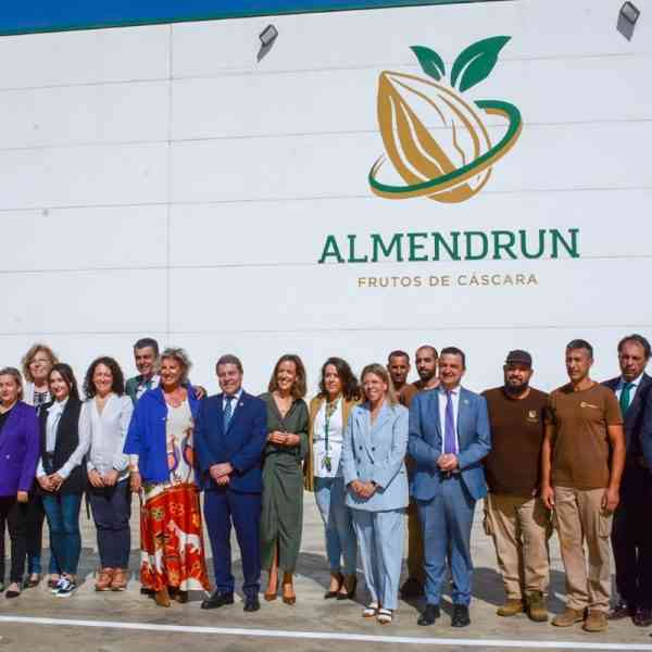 La alcaldesa de Tomelloso felicitó a los impulsores de ‘Almendrun’ por la puesta en marcha de esta empresa y los éxitos logrados desde que inició su andadura en 2019/2020