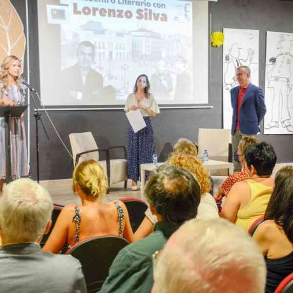 Lorenzo Silva ha rendido tributo a García Pavón dentro de las actividades organizadas por la biblioteca de Tomelloso