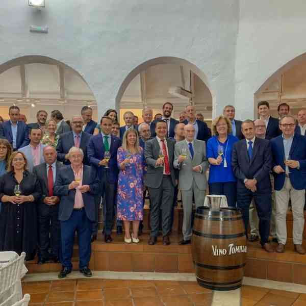 Representantes del sector industrial del vino, alcohol y mosto regional se reunieron en la cooperativa Virgen de las Viñas Bodegas y Almazara de Tomelloso