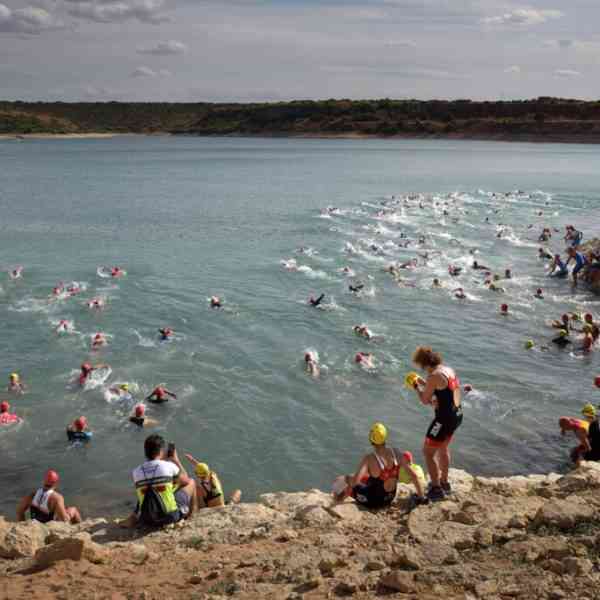 Adrián Salto gana el II Triatlón Lagunas de Ruidera celebrado en el entorno del castillo de Peñarroya
