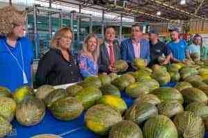 La Cooperativa Santiago Apóstol de Tomelloso visitaron hoy la alcaldesa local y el consejero de Agricultura