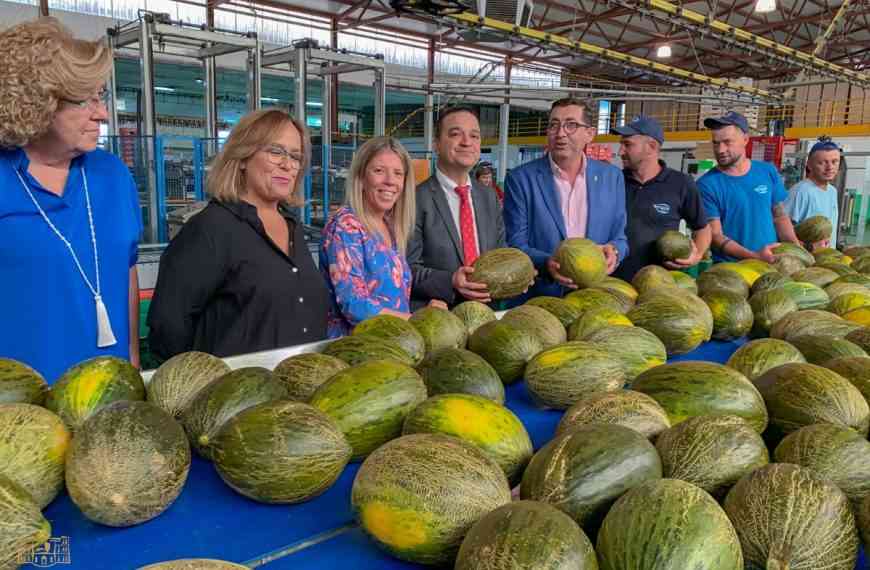 La Cooperativa Santiago Apóstol de Tomelloso visitaron hoy la alcaldesa local y el consejero de Agricultura