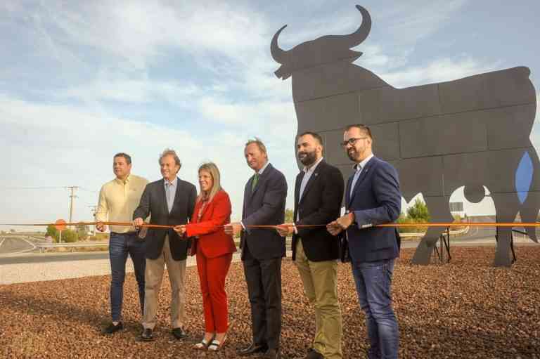 El popular Toro de Osborne se instala en Tomelloso y da la bienvenida a la ciudad desde la carretera de Pedro Muñoz