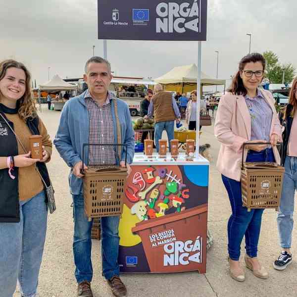 Campaña de información y sensibilización sobre el uso doméstico del contenedor marrón en estand del mercadillo de Tomelloso