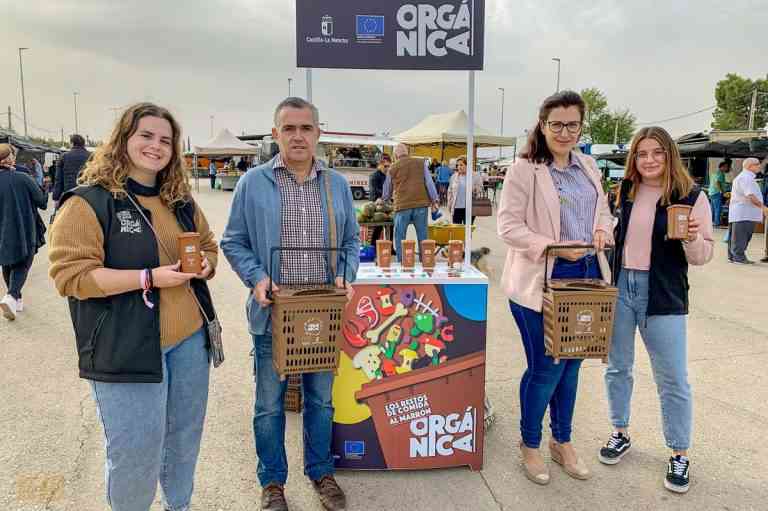 Campaña de información y sensibilización sobre el uso doméstico del contenedor marrón en estand del mercadillo de Tomelloso