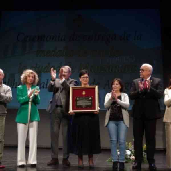El hospital ‘Virgen de Altagracia’ de Manzanares recibió el viernes la Medalla de Oro de la Ciudad, en reconocimiento a sus 50 años de vida