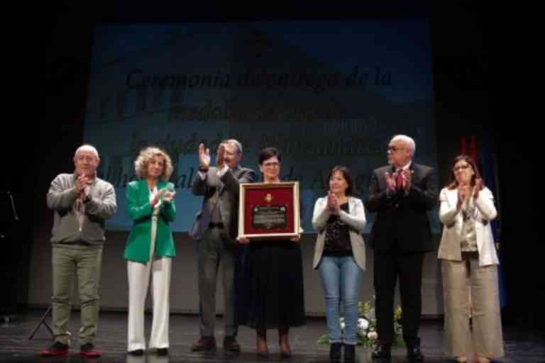 El hospital ‘Virgen de Altagracia’ de Manzanares recibió el viernes la Medalla de Oro de la Ciudad, en reconocimiento a sus 50 años de vida